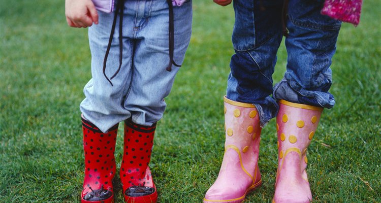 Niños usando botas de lluvia.