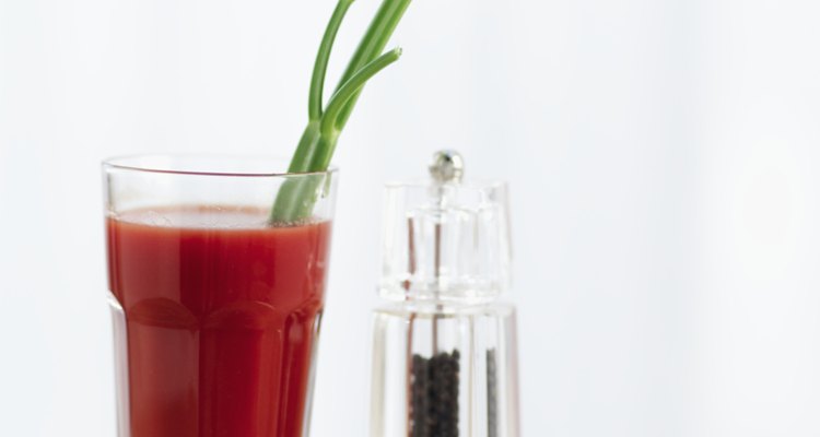 Bedidas isotônicas? Mais uma dose? Vitamina C? Qual é a melhor maneira de tratar a ressaca?