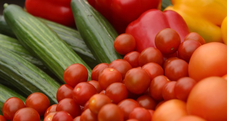 Los bocadillos de frutas y vegetales frescos son una manera saludable de reducir el hambre.