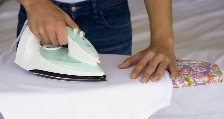 Use o ferro de passar roupa em uma temperatura baixa para não derreter as fibras do poliéster