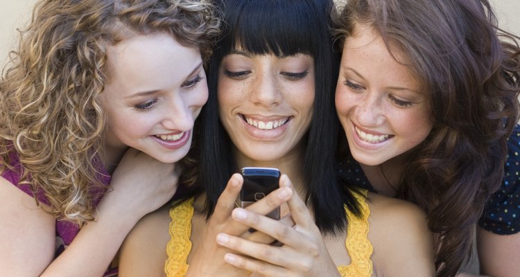 Los adolescentes aman a sus teléfonos celulares, por lo que los padres pueden usarlos como consecuencias de la mala conducta.