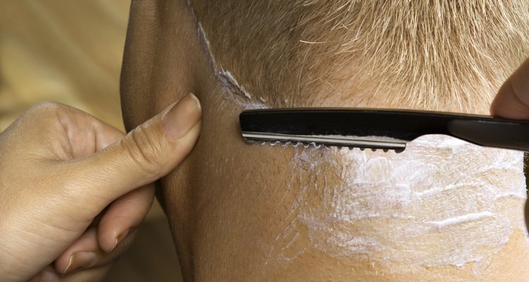 El cabello en el cuello también puede removerse con una navaja de afeitar.