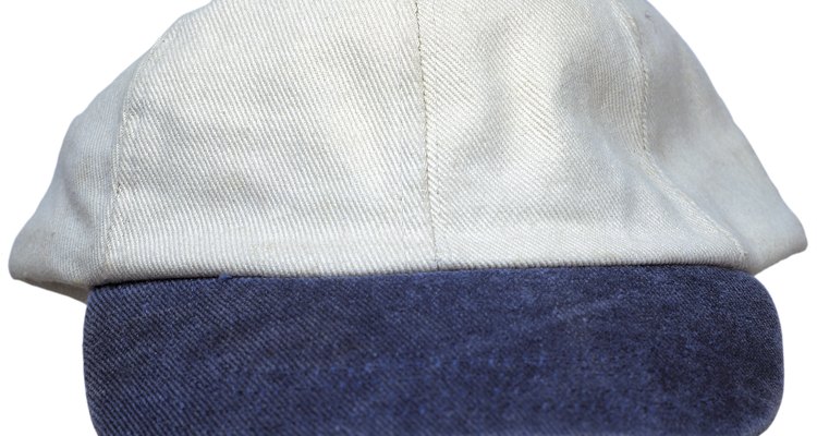 Puedes hacer invitaciones mas económicas con tela usando gorras de béisbol genéricas.