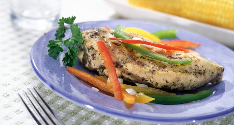 Pollo grillado con vegetales.