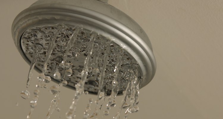 Una ducha con baja presión de agua puede dificultar el tomar un baño.