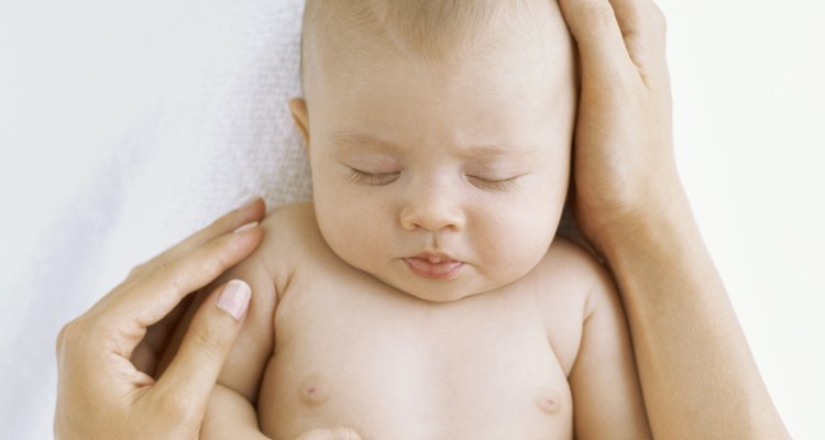 Puede que tu bebé prefiera dormir solo en pañales si el clima está muy caliente.