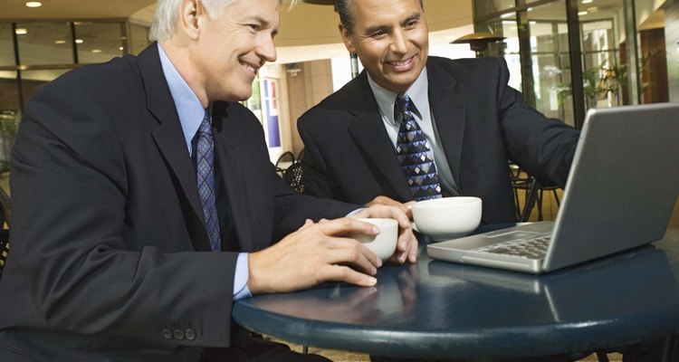 Clientes em um Café fazendo uso da internet Wi-Fi