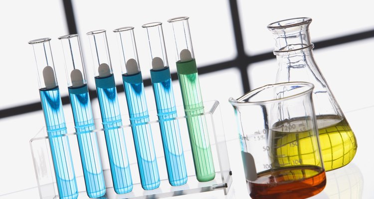 Existen varias diferencias entre los laboratorios de biología y los de química.