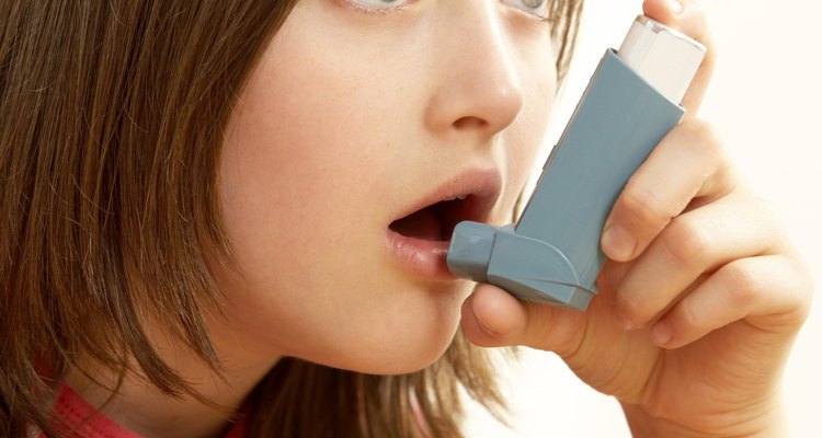 Los niños pueden manejar los ataques agudos de asma con un inhalador.