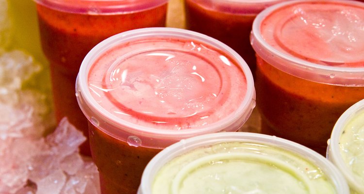 Haz batidos de mezcla de frutas, salsa, y alimentos para bebés con el Magic Bullet.