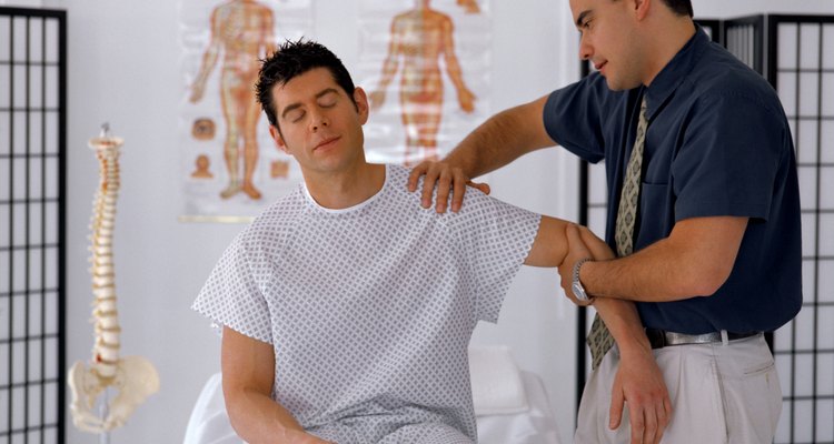 Un quiropráctico se encarga de aliviar los dolores musculares, entre otras perturbaciones.