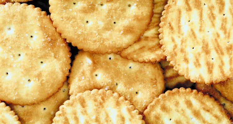 Triture bolachas para usar como farinha de rosca e empanar alimentos