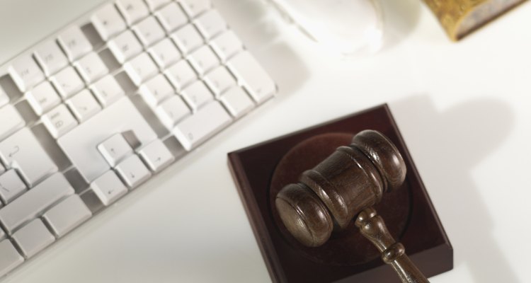 Los abogados de comunicación y medios manejan casos de propiedad intelectual y derechos de autor.