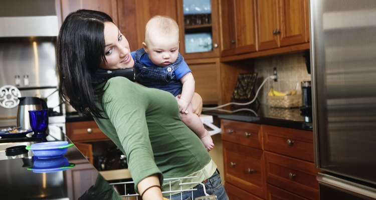 Los flamantes padres aprenden qué cosas pueden hacer con un bebé a cuestas.