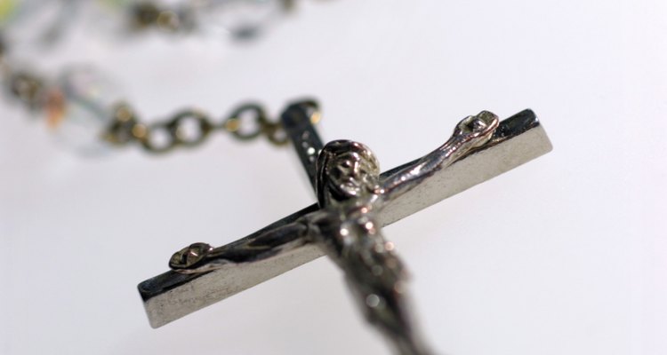 Sigue el procedimiento apropiado para deshacerte de tu rosario roto respetuosamente.