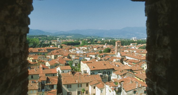 Las torres de Lucca tienen hermosas vistas de los techos de tejas rojas de la ciudad.