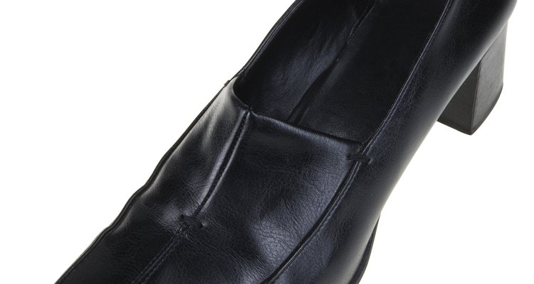Reparação pode estender a vida útil de sapatos de couro velhos ou rasgados
