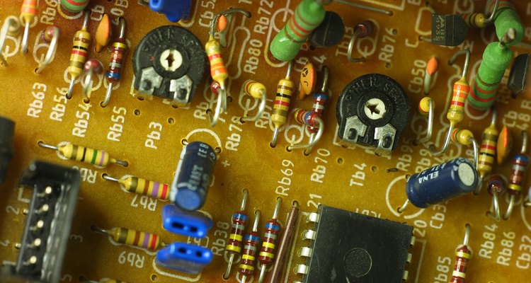 Varistores protegem os circuitos contra picos de alta tensão, como surtos de descargas atmosféricas