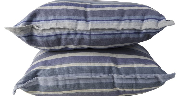 Cambia la funda de almohada habitual por una de seda o satén.