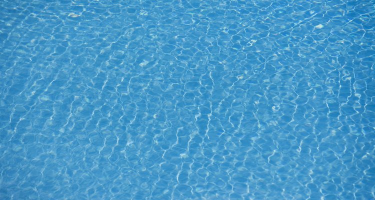 A água limpa na piscina é convidativa e refrescante