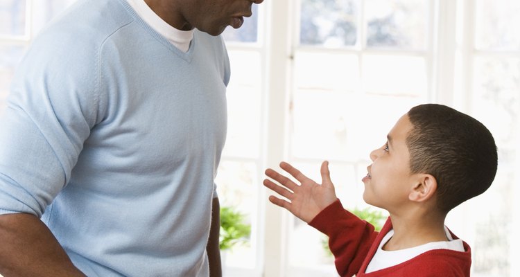 Calmarse antes de disciplinar a tu hijo puede evitar las discusiones y las luchas de poder.