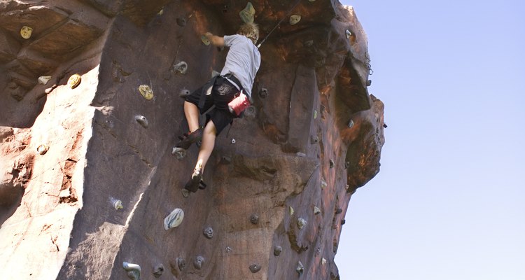 Faça um bolo em formato de parede de escalada para um adolescente aventureiro