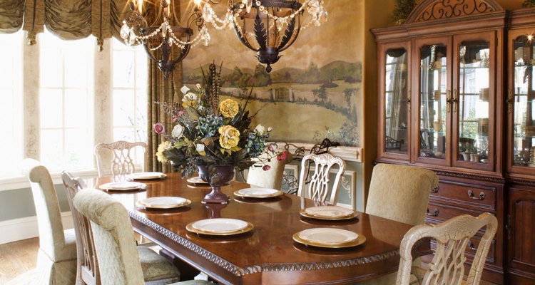 Esta habitación muestra un amplio espacio libre detrás de las sillas para servir a los invitados.