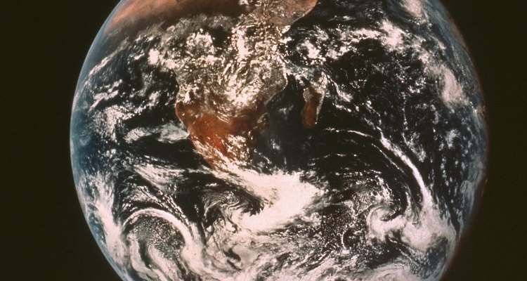 A Terra consiste de cinco camadas: da atmosfera até o núcleo interno