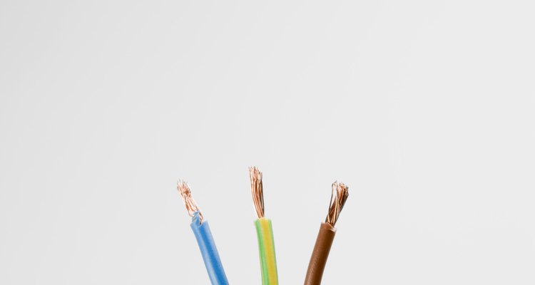 Os cabos elétricos são feitos de um ou mais fios de metal enrolados em um isolante