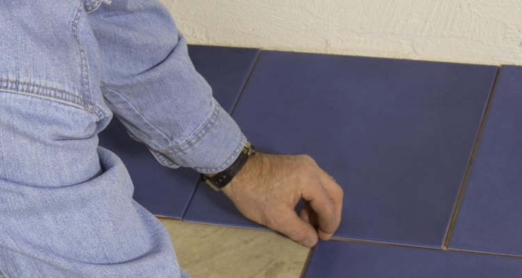 Algunos contratistas, en particular aquellos cobrando por pie cuadrado (0,09 m²) por de azulejo, aplican un cargo mínimo.