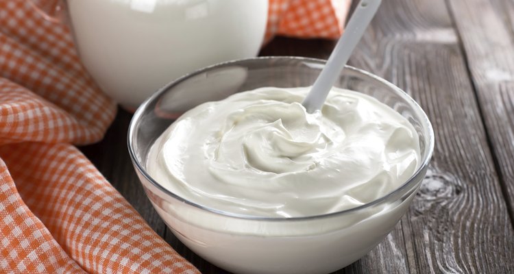 Limpe o rosto e feche os poros com uma máscara facial de iogurte