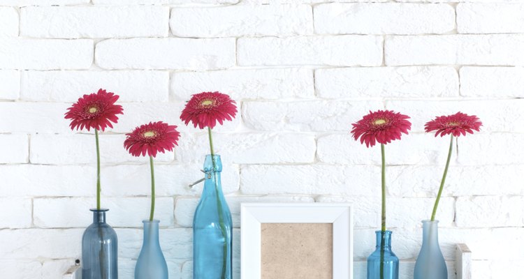 Aquela garrafa de vidro esquecida pode virar um delicado vaso de flores