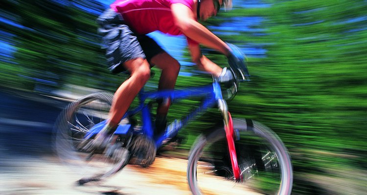 Los pantalones cortos de bicicleta de montaña son fabricados pensando en la comodidad para los terrenos difíciles.