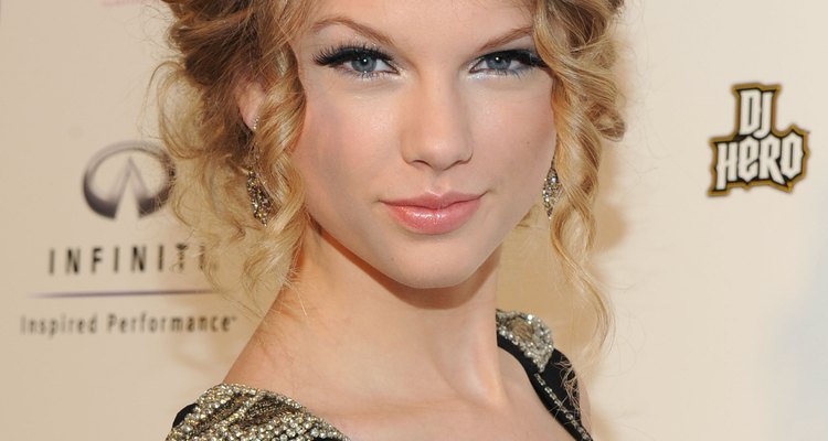 Taylor Swift lleva su pelo en un chignon rizado en el lanzamiento de VEVO.