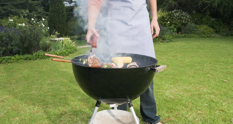 Algunas zonas prohíben el uso del líquido para encender por los humos tóxicos que producen.