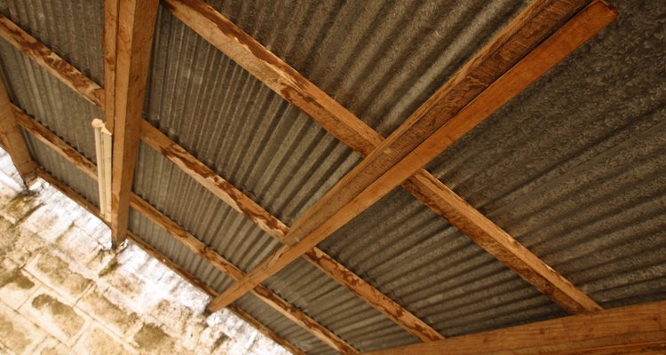 Los agujeros de clavos en un techo de chapas producen fugas.