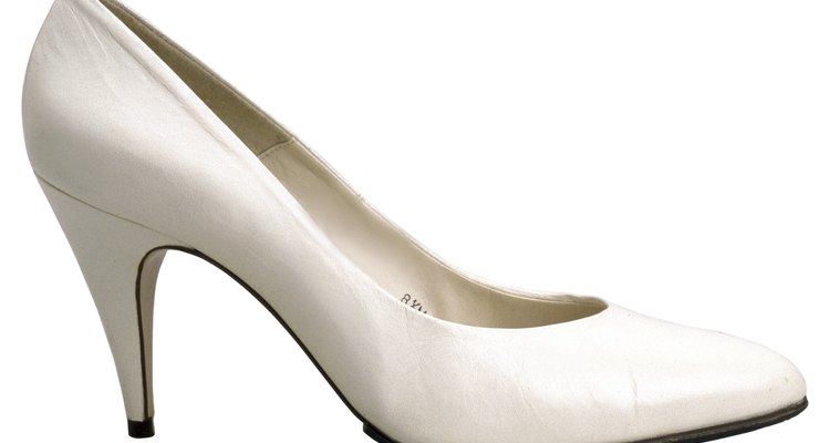 Los zapatos de tacón alto simples pueden actualizarse agregándoles cuentas y lentejuelas.