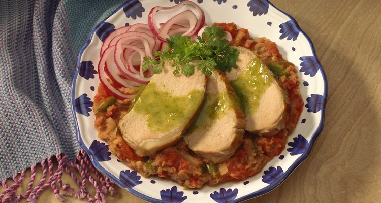 El lomo de cerdo puede ser cortados en rodajas y servido con una gran variedad de salsas.