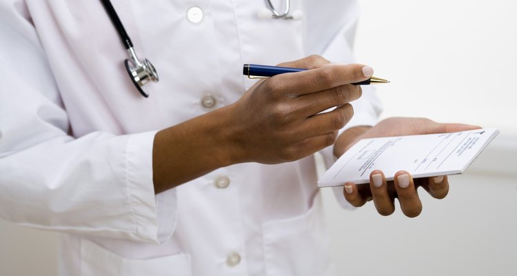 Médico escrevendo uma prescrição