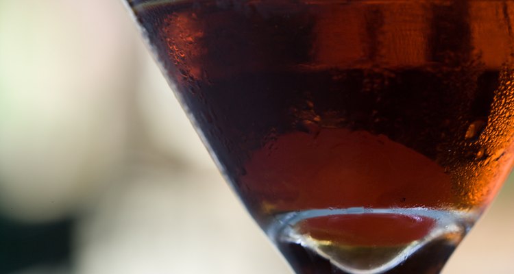 El Manhattan es servido en un vaso de Martini.