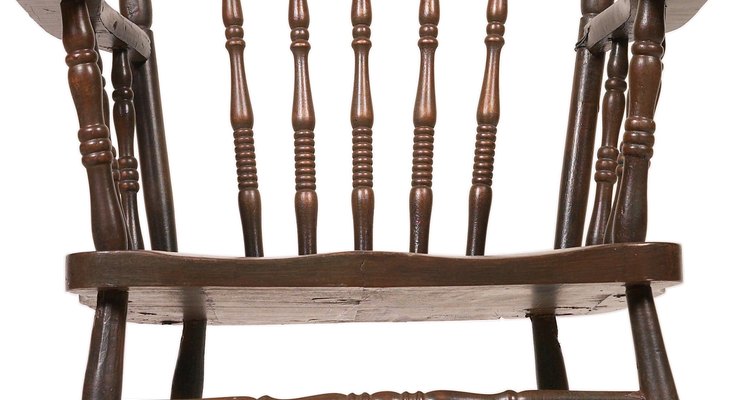 Você pode consertar rangidos em cadeiras de balanço antigas com materiais à sua volta