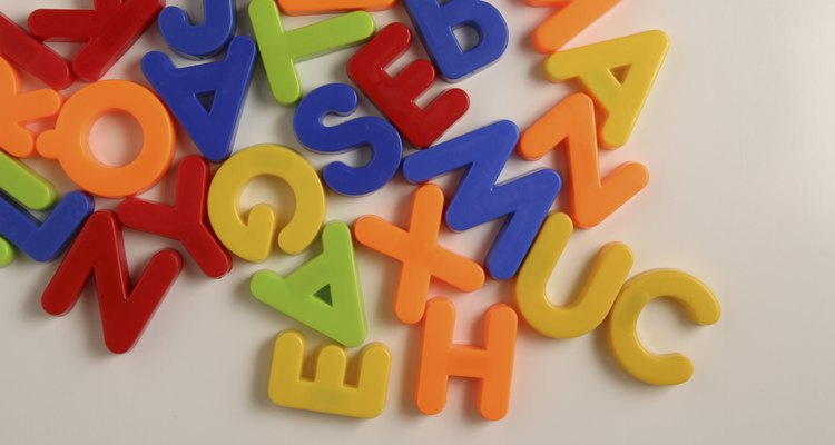 Aprender los sonidos consonantes es parte de la enseñanza de fonética del jardín de infantes.