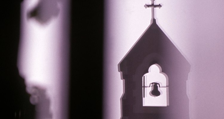 Las campanas suelen tocarse durante una misa católica.