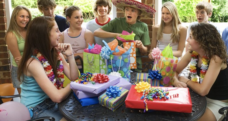 Os adolescentes adoram comemorar seus aniversários com seus amigos