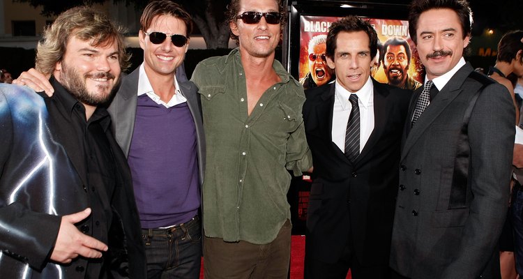 Jack Black, Tom Cruise, Matthew McConaughey, Ben Stiller e Robert Downey Jr. no tapete vermelho com seus óculos pretos