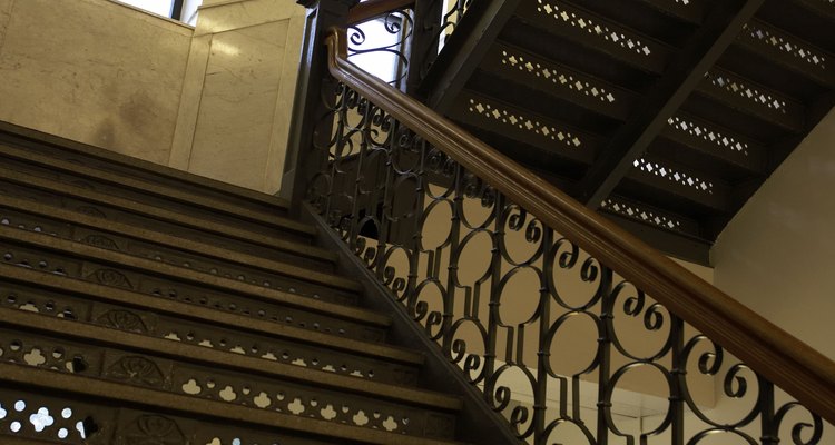 Escadas são adornadas com balaústres e estacas para um destaque visual.