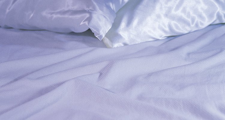 Travesseiros brancos e fofos são um incentivo para uma boa noite de sono