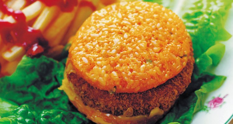 Una hamburguesa cocinada.