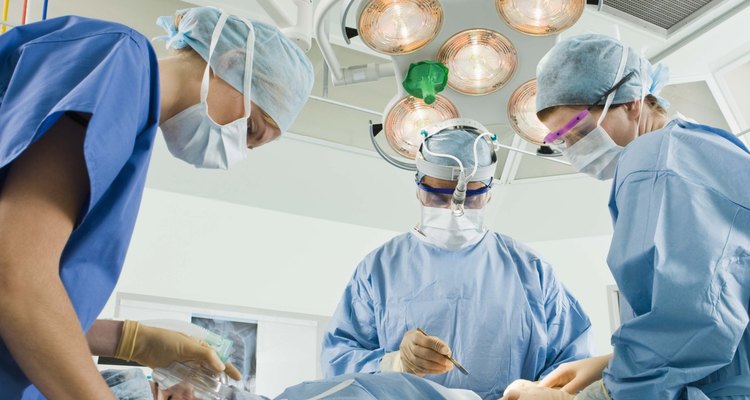 Como em todos os procedimentos cirúrgicos, a reparação de hérnia com tela pode resultar em complicações