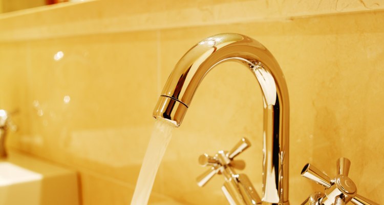 Agua caliente puede salir de tu llave de agua fría por varias razones.